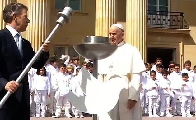 Papst Franziskus und Präsident Santos entzünden Friedensfackel / YouTube / Livestream Vatikan