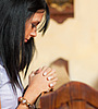 Frau betet in einer Kirche / bilderbox.at